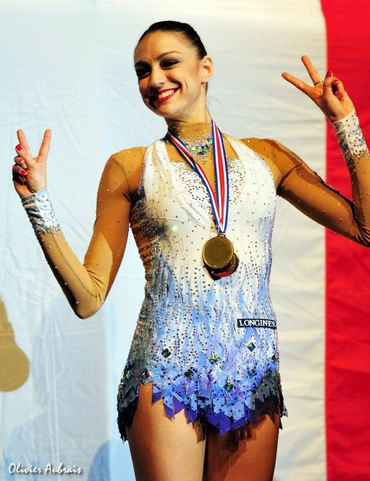 Жалаңаш қыз бөксесін көрсетеді Вероника Регалмен порно көру